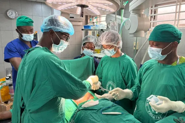 Pratiche ottiche di medicina in Gana