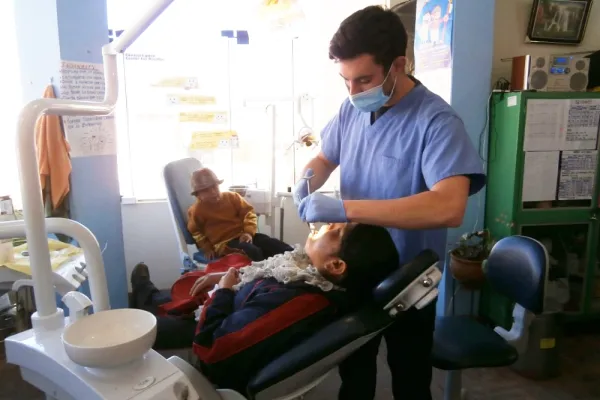 Práticas eletivas no Zahnheilkunde no Perù