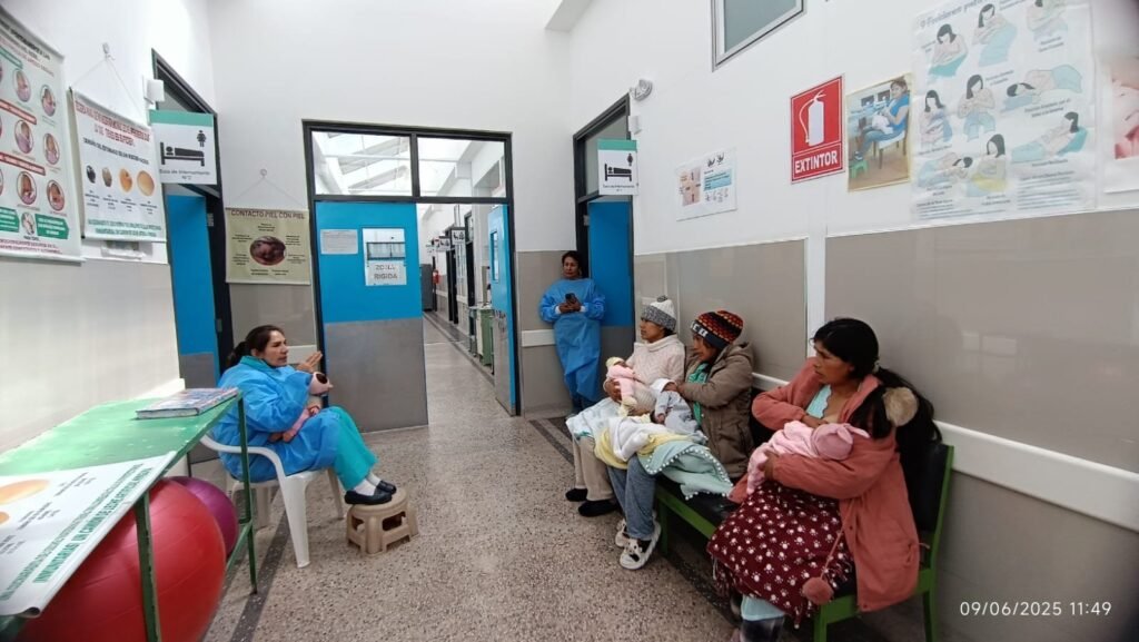 Eine kommunale Gesundheitsklinik in Peru, in der Medizinstudenten im Rahmen ihres Wahlpraktikums unter Aufsicht hospitieren.