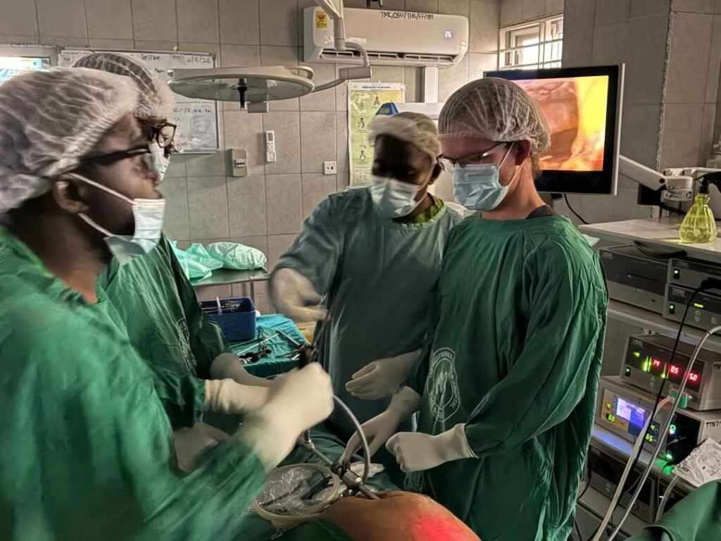 Studenten die meekijken in een operatiekamer tijdens een medische stage in Ghana.